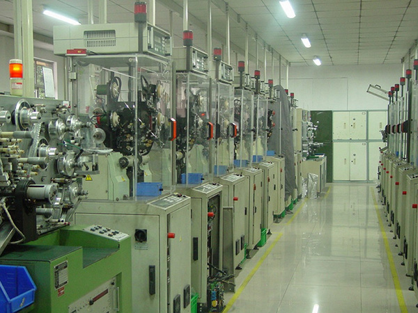 电容生产线一角